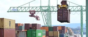 ARCHIV - 21.03.2024, Baden-Württemberg, Stuttgart: Container werden im Neckarhafen in Stuttgart verladen. (zu dpa: «Bericht: Forschungsinstitute wollen Wachstumsprognose deutlich senken») Foto: Bernd Weißbrod/dpa +++ dpa-Bildfunk +++