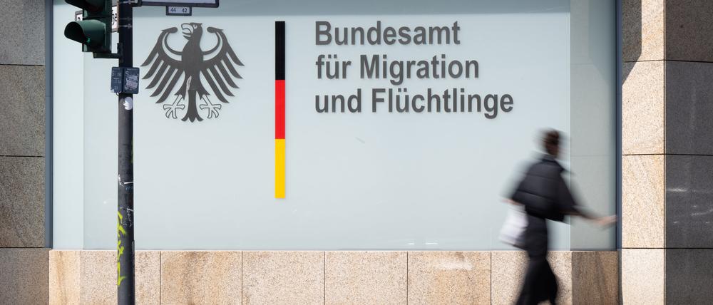 Ein Mann geht vor dem Bundesamt für Migration und Flüchtlinge vorbei. (Archivbild)