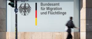 Ein Mann geht vor dem Bundesamt für Migration und Flüchtlinge vorbei. 