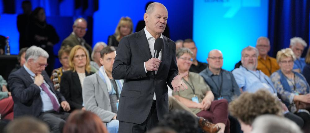 Bundeskanzler Olaf Scholz im Brandenburger Stahlpalast