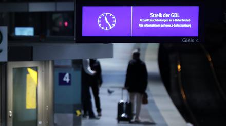 Auf einer Anzeigentafel an einem S-Bahn-Gleis wird am 16.11.2023 im Hauptbahnhof auf den Streik der GDL hingewiesen.