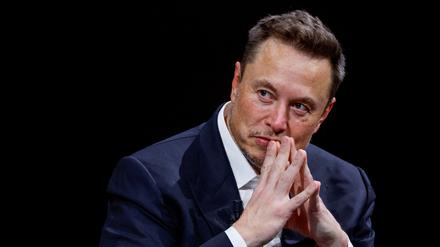 FILE PHOTO: Elon Musk, Chief Executive Officer of SpaceX and Tesla and owner of Twitter, gestures as he attends the Viva Technology conference dedicated to innovation and startups at the Porte de Versailles exhibition centre in Paris, France, June 16, 2023. REUTERS/Gonzalo Fuentes/File Photo