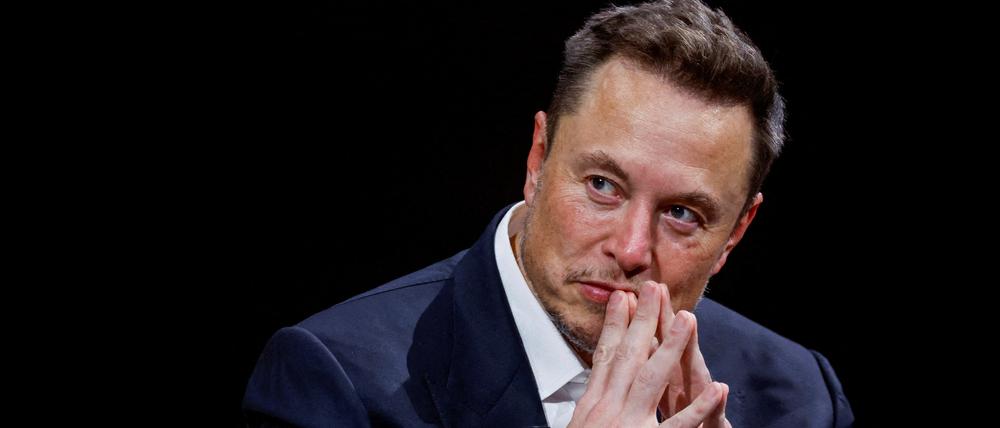 FILE PHOTO: Elon Musk, Chief Executive Officer of SpaceX and Tesla and owner of Twitter, gestures as he attends the Viva Technology conference dedicated to innovation and startups at the Porte de Versailles exhibition centre in Paris, France, June 16, 2023. REUTERS/Gonzalo Fuentes/File Photo