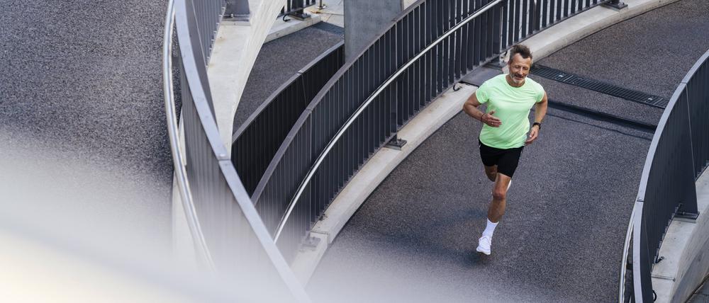 Ein trainierter Mann joggt.