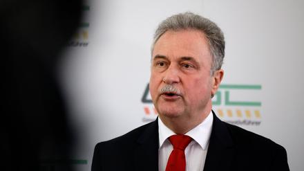 Claus Weselsky, Vorsitzender der Gewerkschaft Deutscher Lokomotivführer (GDL), spricht mit Journalisten bei einer Pressekonferenz (Archivbild).