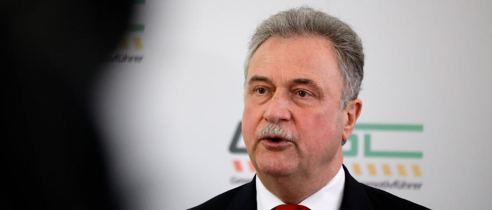 Claus Weselsky, Vorsitzender der Gewerkschaft Deutscher Lokomotivführer (GDL), spricht mit Journalisten bei einer Pressekonferenz über die Einigung mit der Deutschen Bahn im Tarifkonflikt.