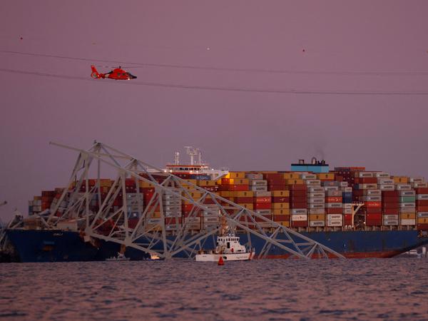 Das Frachtschiff, auf dem ein Teil der kollabierten Brücke liegt.