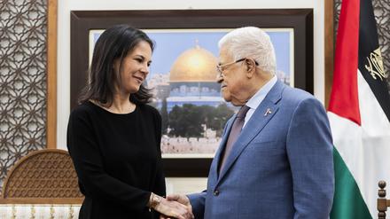 Außenministerin Annalena Baerbock (Bündnis 90/Die Grünen) mit Mahmud Abbas, Präsident der Palästinensischen Autonomiebehörde in seinem Amtssitz.