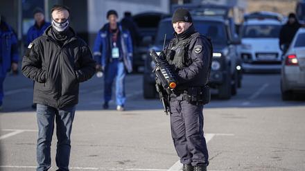 Ein Polizeibeamter steht in der Nähe der Crocus City Hall in Moskau.