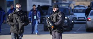 Ein Polizeibeamter steht in der Nähe der Crocus City Hall in Moskau.