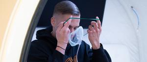 Der Amateurfußballer Oliver Marić sitzt in der Sauerstoffdruckkammer.