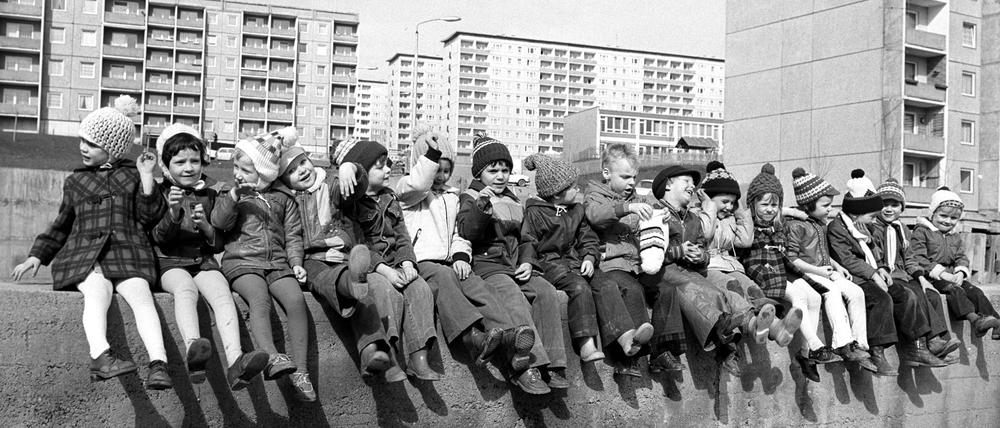 Eine kombinierte Krippen- und Kitagruppe beim Spaziergang in Karl-Marx-Stadt, heute Chemnitz. 