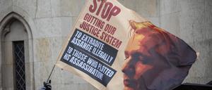 Proteste vor dem Londoner High Court