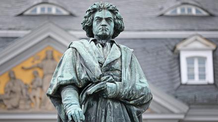 Eine Statue des Komponisten Ludwig van Beethoven steht in Bonn. 