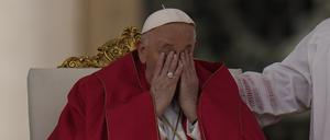 Erschöpft und müde: Papst Franziskus (87) kommt auf dem Petersplatz an, um die Palmsonntagsmesse im Vatikan zu feiern. 