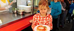 Schulessen Elena holt ihr Essen. Heute gibt es Spaghetti mit Tomatensoße und Pesto in der Mensa der Heinrich-Zille-Schule in Waldemarstraße 118, Berlin Kreuzberg Foto: doris spiekermann-klaas