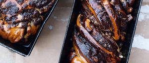 Das Schoko-Babka-Rezept von Yotam Ottolenghi aus seinem Bestseller-Kochbuch "Jerusalem" samt Schritt-für-Schritt-Anleitung dürfte zu den meist nachgebackenen überhaupt gehören.Credit: Text: Yotam Ottolenghi und Sami Tamimi. Fotos: Jonathan Lovekin. F. d.dt. Ausgabe: Dorling Kindersley Verlag