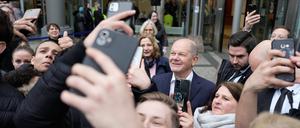 Bundeskanzler Scholz wird umringt von Jugendlichen mit ihren Handys. 