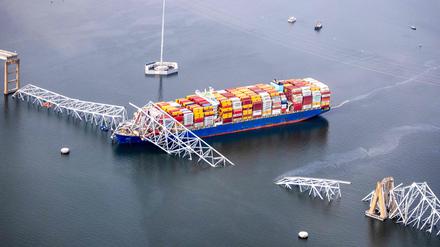 Die kollabierte Francis Scott Key Bridge in Baltimore liegt am 26.03.2024 teilweise auf dem Frachtschiff, das sie gerammt hat.