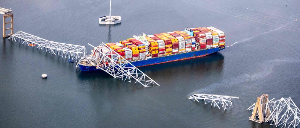 Die kollabierte Francis Scott Key Bridge in Baltimore liegt am 26.03.2024 teilweise auf dem Frachtschiff, das sie gerammt hat.