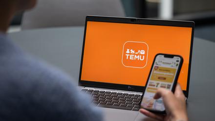 Blick auf einen Laptop mit dem Logo der App Temu (gestellte Szene)