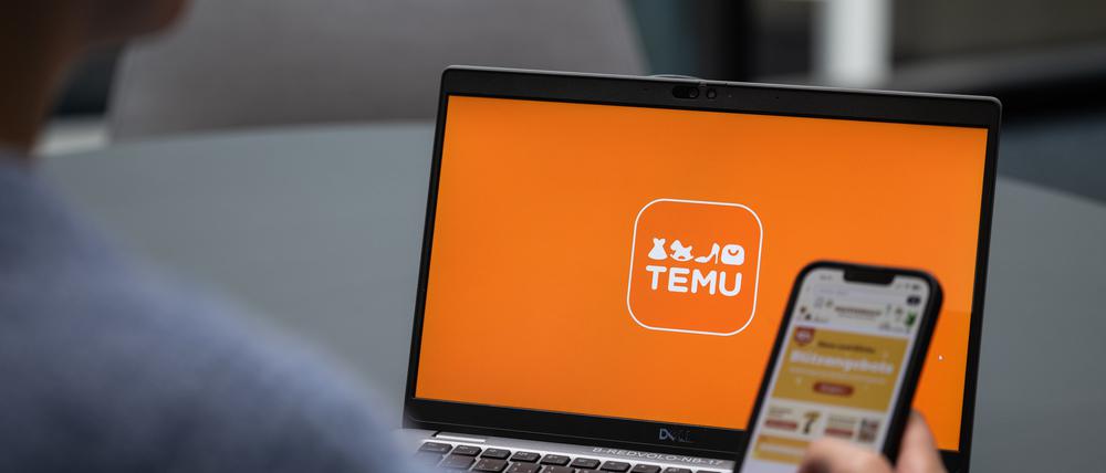 Blick auf einen Laptop mit dem Logo der App Temu (gestellte Szene)