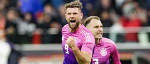 Deutschlands Spieler Niclas Füllkrug (l) und David Raum jubeln nach Füllkrugs Treffer zum 2:1. 