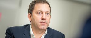 Lars Klingbeil, SPD-Bundesvorsitzender, spricht bei einem dpa-Interview.