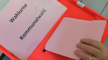 ARCHIV - 26.05.2019, Brandenburg, Frankfurt (Oder): Eine Wählerin steckt ihren Stimmzettel bei einer früheren Kommunalwahl in Brandenburg in die Wahlurne. (zu dpa: «Dritter Weg will als Partei bei Wahlen antreten - Wahlausschuss prüft») Foto: Patrick Pleul/dpa-Zentralbild/dpa +++ dpa-Bildfunk +++