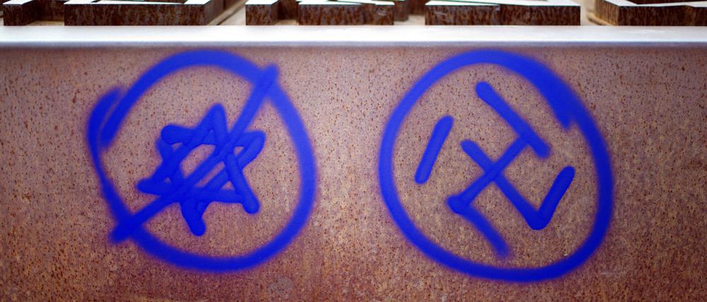 Ein Hakenkreuz und ein durchgestrichener Davidstern sind an einer Gedenkstätte am Nordbahnhof zu sehen.