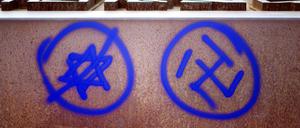 Ein Hakenkreuz und ein durchgestrichener Davidstern sind an einer Gedenkstätte am Nordbahnhof zu sehen.