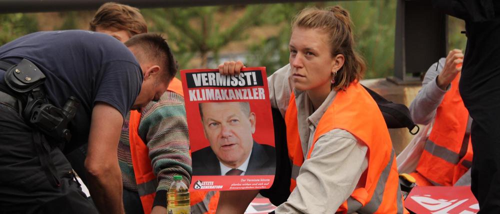Lina Johnsen bei einer Klebeaktion am Sachsendamm Berlin im Juli 2022.