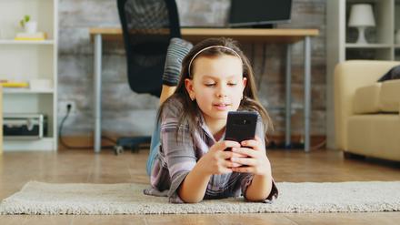 Kinder sollten schon früh den Umgang mit Geld einüben. Denn bei Spielen mit dem Smartphone mit verlockenden Bezahlinhalten können sonst hohe Kosten entstehen.
