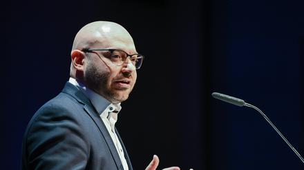 René Wilke, Oberbürgermeister der Stadt Frankfurt (Oder), spricht auf der Gesprächsveranstaltung Zukunftsdialog „Ostdeutschland hat die Wahl“ der Friedrich-Ebert-Stiftung. 