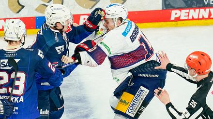 Eisbär Lean Bergmann (r.) zog die Aufmerksamkeit der Mannheimer ab dem zweiten Spiel der Viertelfinal-Serie auf sich.