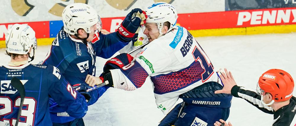 Eisbär Lean Bergmann (r.) zog die Aufmerksamkeit der Mannheimer ab dem zweiten Spiel der Viertelfinal-Serie auf sich.