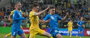 Der ukrainische Nationalspieler Viktor Tsygankov (Mitte) beim EM-Qualifikationsspiel gegen Island im polnischen Breslau