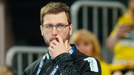 Füchse-Trainer Jaron Siewert sieht nicht glücklich aus.