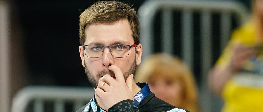 Füchse-Trainer Jaron Siewert sieht nicht glücklich aus.