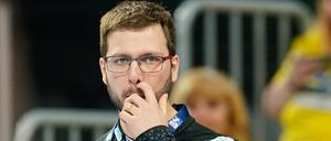 Füchse-Trainer Jaron Siewert sieht nicht glücklich aus.