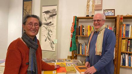 Yujing Kan und Christian Oertel vom Chinaladen des Vereins Gesellschaft für Deutsch-Chinesische Freundschaft Berlin.
