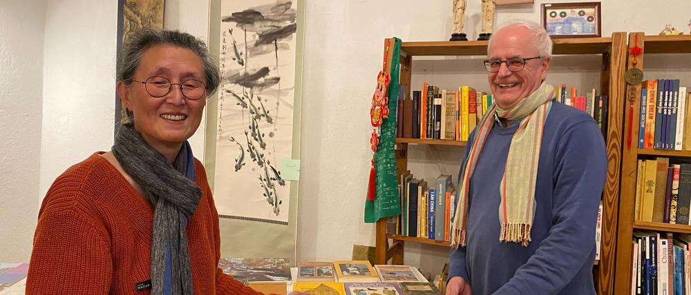 Yujing Kan und Christian Oertel vom Chinaladen des Vereins Gesellschaft für Deutsch-Chinesische Freundschaft Berlin.
