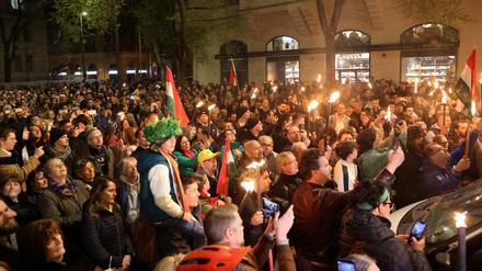 Budapest am Dienstagabend: Protestierende fordern den Rücktritt von Regierungschef Orbán und des ungarischen Generalstaatsanwalts.