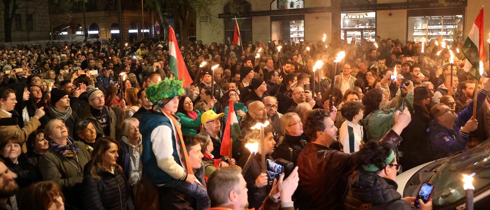 Budapest am Dienstagabend: Protestierende fordern den Rücktritt von Regierungschef Orbán und des ungarischen Generalstaatsanwalts.