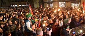 Budapest am Dienstagabend: Protestierende fordern den Rücktritt von Regierungschef Orbán und des ungarischen Generalstaatsanwalts.