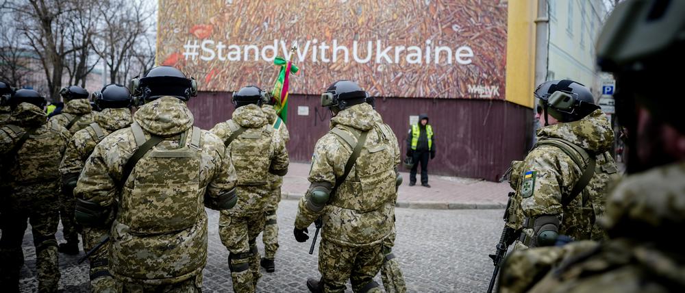 In Sicherheit leben oder in die Heimat zurückkehren und sein Land verteidigen. Vor diesem Dilemma stehen viele männliche Ukrainer, die vor dem Krieg ins Ausland geflohen sind.