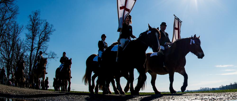 Osterreiter sind am Ostersonntag am 05.04.2015 nahe dem Spreewalddorf Zerwitz bei Lübbenau (Brandenburg) unterwegs. Das Osterreiten findet insbesondere noch in den sorbischen Siedlungsgebieten der Lausitz statt. Alljährlich am Ostersonntag nehmen festlich gekleidete Reiter mit ihren geschmückten Pferden an der traditionellen Osterprozession teil, um mit Gebeten und Gesängen in den Nachbargemeinden die frohe Botschaft der Auferstehung Jesus Christus zu verkünden. Foto: Patrick Pleul/dpa +++(c) dpa - Bildfunk+++ | Verwendung weltweit