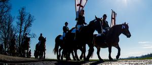 Osterreiter sind am Ostersonntag am 05.04.2015 nahe dem Spreewalddorf Zerwitz bei Lübbenau (Brandenburg) unterwegs. Das Osterreiten findet insbesondere noch in den sorbischen Siedlungsgebieten der Lausitz statt. Alljährlich am Ostersonntag nehmen festlich gekleidete Reiter mit ihren geschmückten Pferden an der traditionellen Osterprozession teil, um mit Gebeten und Gesängen in den Nachbargemeinden die frohe Botschaft der Auferstehung Jesus Christus zu verkünden. Foto: Patrick Pleul/dpa +++(c) dpa - Bildfunk+++ | Verwendung weltweit