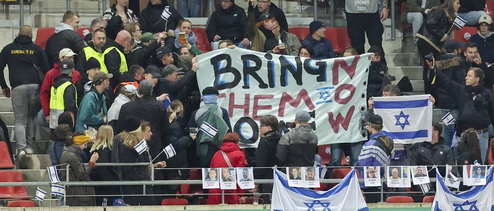 Ordner gehen in den Block der Fans aus Israel und verhindern das Zeigen von Transparenten.