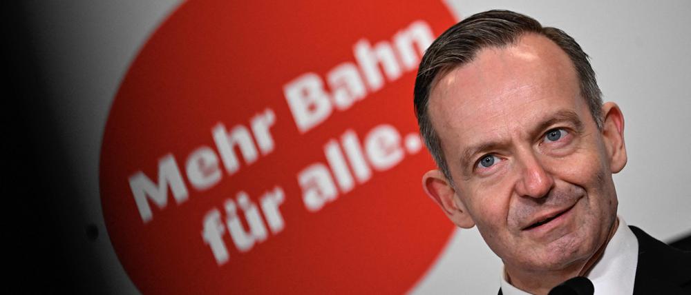 Der Bundesminister für Verkehr und digitale Infrastruktur, Volker Wissing, spricht vor der Inschrift „Mehr Bahn für alle“ während der Taufe des ICE 4 „Spree“ am 18. März 2024 im Berliner Hauptbahnhof in Berlin.